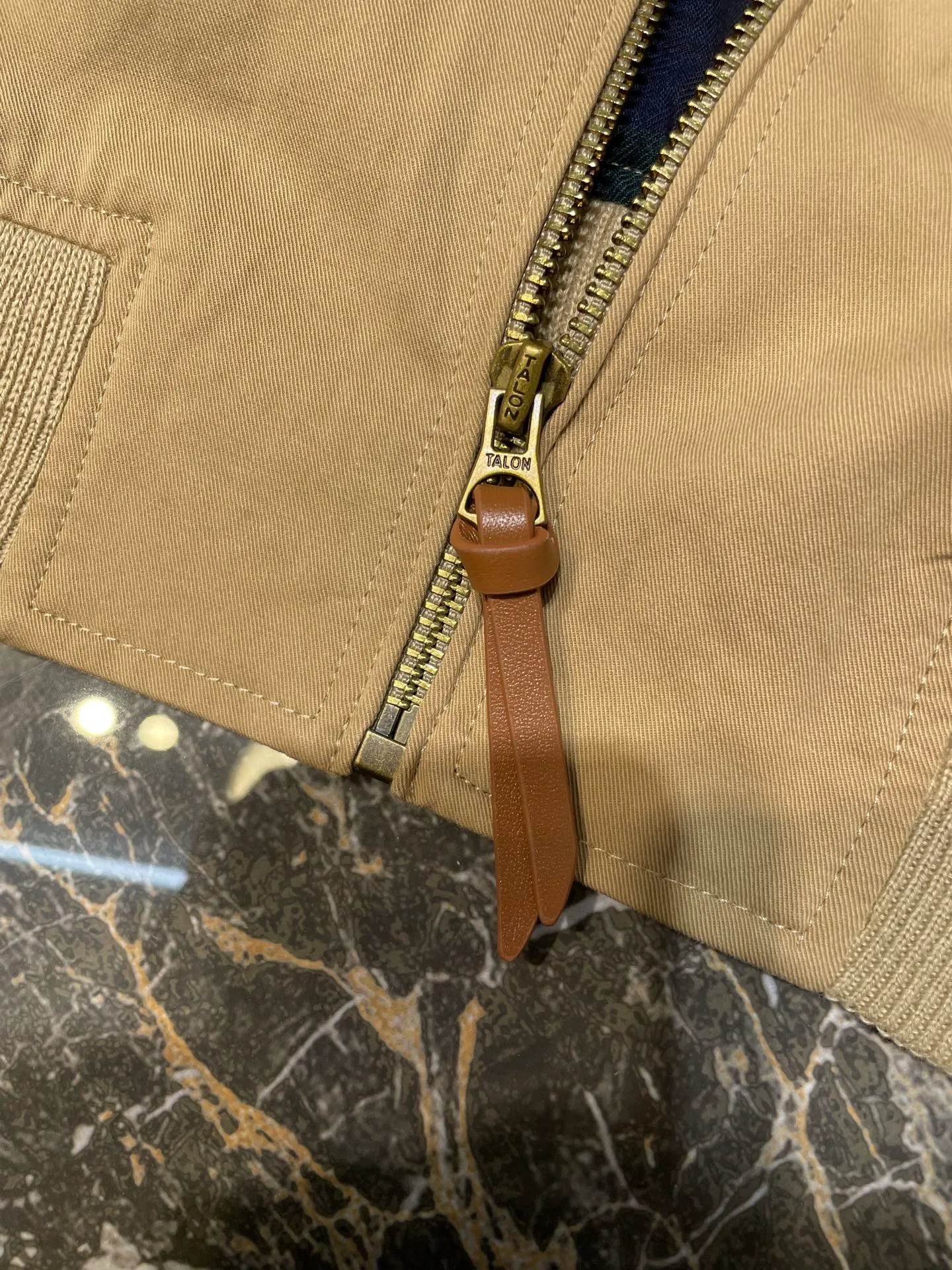 P560 Ralph Lauren 🌟 Embroidered zipper jacket Customized elegant cotton fine twill fabric Soft and silky Comfortable against the skin With khaki as the base color Soft and unobtrusive Just right to show a kind of restrained elegance Exquisite pony logo embellished with an atmosphere of freedom and vitality Injecting the brand soul charm Using simple and smooth lines to outline a tall and straight figure A unique and charming fashion masterpiece came into being Process 1: Adopting imported machine embroidery technology and using advanced computer control systems and precision mechanical components to achieve the iconic pony embroidery operation with high precision and smooth and delicate lines. Process 2: Template machine bag opening. The preset template guides the position, shape and size of the bag opening. The accuracy ensures the quality of the bag opening effect. Process 3: Infrared positioning cutting machine uses infrared emitters and infrared receivers to achieve precise positioning of materials. The accuracy can reach the micron level, thereby meeting the effect of high-precision cutting of plaid alignment. Process 4: The fabrics have been carefully washed and have a better feel. Not easy to deform, not easy to shrink, not easy to fade, and maintain long-term beauty. Accessories: Customized 1:1 Ralph Lauren horn buckle, Customized 1:1 Ralph Lauren zipper, Customized 1:1 leather lanyard, Customized 1:1 Ralph Lauren trademark. Version: Loose version. Size: S M L XL